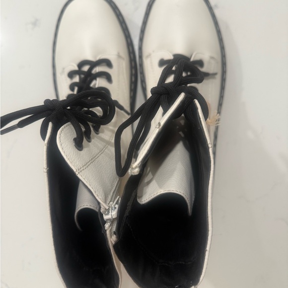 NWT White Combat Boots Lace Up Lug Sole Size 9.5 Sincerely Jules Harley - Picture 9 of 9